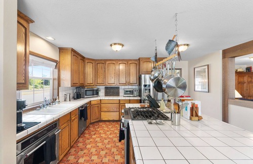 Estacada Casa | Big Fun Home: Jet-tub BBQ Crib Ping-pong Step-free near Disc Golf & Kayaking