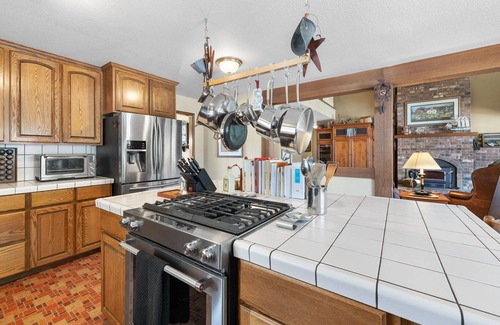 Estacada Casa | Big Fun Home: Jet-tub BBQ Crib Ping-pong Step-free near Disc Golf & Kayaking