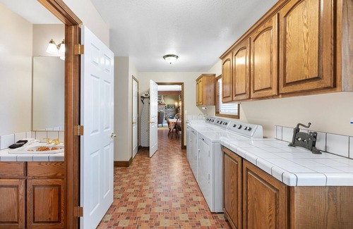 Estacada Casa | Big Fun Home: Jet-tub BBQ Crib Ping-pong Step-free near Disc Golf & Kayaking