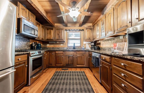 Big Creek Cabina | “Big Fun” Lake House