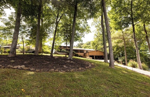 Big Creek Cabina | “Big Fun” Lake House