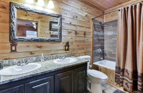 Branson Cedars Cabina | ¡No caces más! Bañera de hidromasaje, WiFi, TV de alta definición, gran terraza Mucho espacio