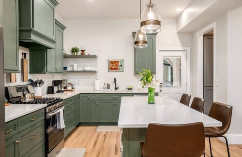 Victorian Village Casa | Big Grey | 3 Suites | 5 Queens | OSU 1/2mi