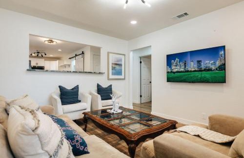 Sweetbriar Casa | Big Group, Affordable, Comfy, Big Beds, Rain Shower, SoCO Eateries