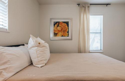 Sweetbriar Casa | Big Group, Affordable, Comfy, Big Beds, Rain Shower, SoCO Eateries