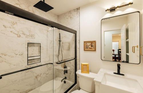 Sweetbriar Casa | Big Group, Affordable, Comfy, Big Beds, Rain Shower, SoCO Eateries