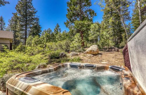 Lake Forest Casa | Big Horn Luxury Lodge - 4 BR w Hot Tub & Close to Lake!