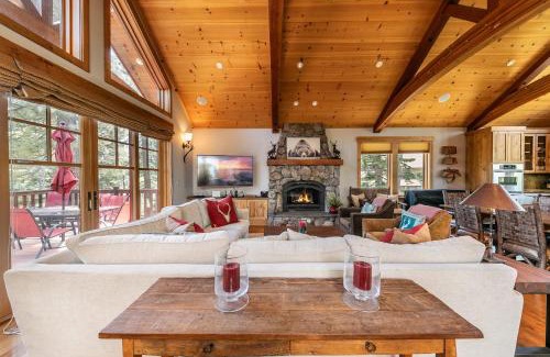 Lake Forest Casa | Big Horn Luxury Lodge - 4 BR w Hot Tub & Close to Lake!