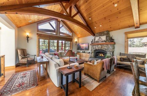 Lake Forest Casa | Big Horn Luxury Lodge - 4 BR w Hot Tub & Close to Lake!