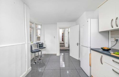 New Cross Apartamento | Big House, 5 beds, 2 bathrooms, Contractors Dream, Great transport links