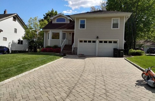Teaneck Casa | Big house and beautiful huge yard, close to NYC