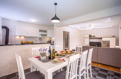 Zagvozd Casa | Descuento de última hora, casa grande para 8 personas con vista a la montaña cerca del mar.