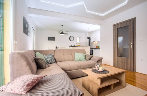 Zagvozd Casa | Descuento de última hora, casa grande para 8 personas con vista a la montaña cerca del mar.