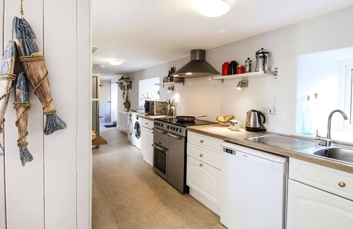 Talsarnau Cabaña | BIG HOUSE, pet friendly, character holiday cottage in Llandecwyn