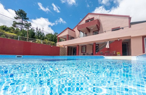 Prazeres Casa | Big house with 5 individual apartments, pool and big BBQ