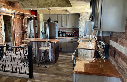 Pierre Cabina | Big Lodge on the prairie in the ♥️ of SD: Broken Arrow Farms - 9 BR, 8.5 BA