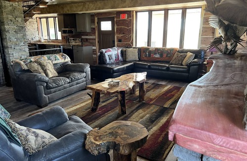 Pierre Cabina | Big Lodge on the prairie in the ♥️ of SD: Broken Arrow Farms - 9 BR, 8.5 BA