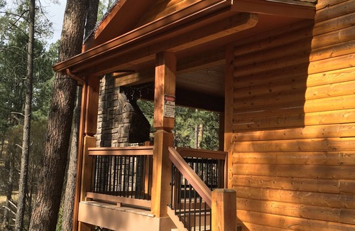 Ruidoso Cabina | Inicio de Big Log Cabin ~ Enorme terraza con vista a Cedar Creek ~ Cerca del centro