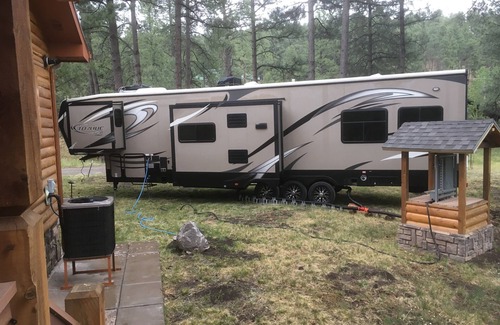 Ruidoso Cabina | Inicio de Big Log Cabin ~ Enorme terraza con vista a Cedar Creek ~ Cerca del centro