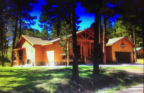 Ruidoso Cabina | Inicio de Big Log Cabin ~ Enorme terraza con vista a Cedar Creek ~ Cerca del centro