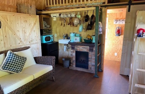 Hamersville Cabina | Big Mike's Cabin on the lake, next to ball diamonds nestled in 3 -cabin village