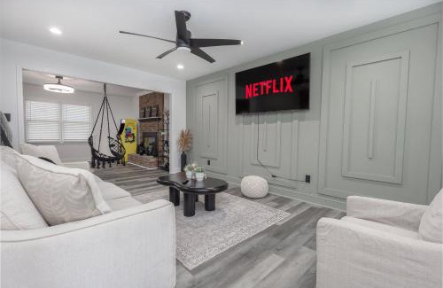 Ellenwood Casa | Big Modern Family Home On 1 Acre Land w Firepit & Grill