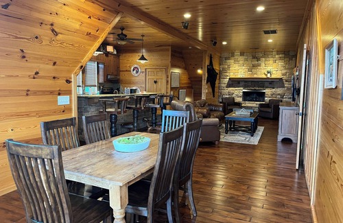 Dahlonega Cabina | Big Mountain Views, Minutes to Wineries, Hot Tub
