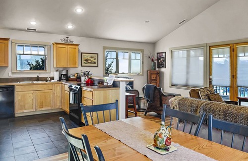 Sisters Condominio | Big Mt View Condo View of the Mountains in Sisters, A/C, Gas Fireplace