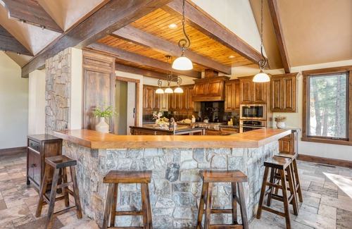 Sunriver Villa | Big Pine by AvantStay | Stunning Secluded Oregon Home w/ Hot Tub