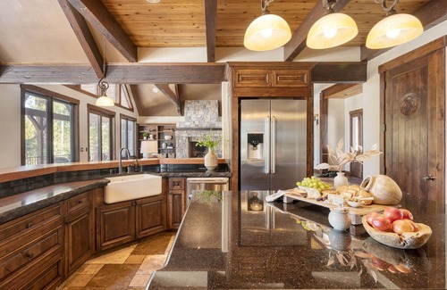 Sunriver Villa | Big Pine by AvantStay | Stunning Secluded Oregon Home w/ Hot Tub