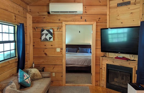 Marshall Cabina | Big Pine Hideaway, a 2 Bedroom Cabin with Hot-tub and A/C