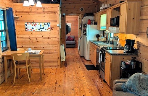 Marshall Cabina | Big Pine Hideaway, a 2 Bedroom Cabin with Hot-tub and A/C