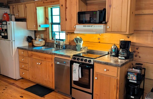 Marshall Cabina | Big Pine Hideaway, a 2 Bedroom Cabin with Hot-tub and A/C