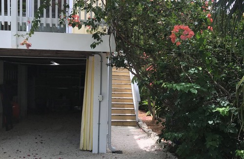 Eden Pines Casa | Big Pine Key Paradise Canal front fenced yard.
