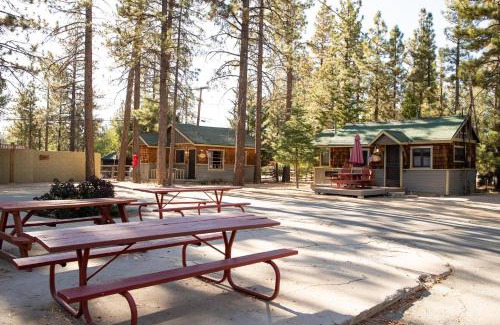 Big Bear Lake Hotel | Big Pines Couple Lakeview Studio Cabin by Big Bear Vacations