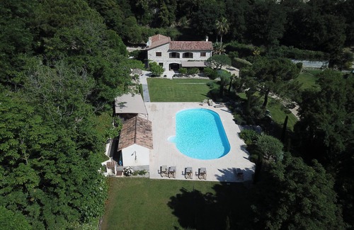 Cagnes-sur-Mer Villa | Camas muy amplias y de calidad, villa tranquila con piscina grande, WIFI y aire acondicionado.