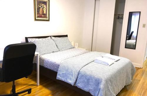 Saint-Laurent Casa | Big Private Room MidMontreal next to station metro - Parking free