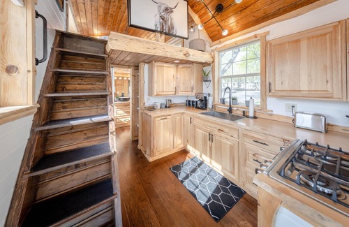 Draper Cabina | Big Profile, Tiny Mtn Cabin