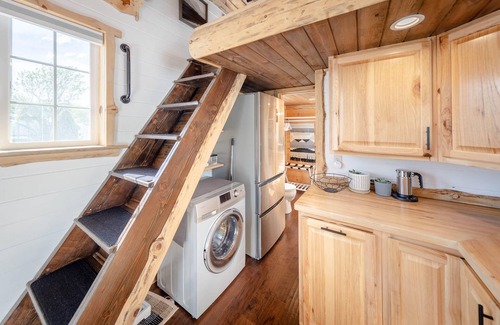 Draper Cabina | Big Profile, Tiny Mtn Cabin