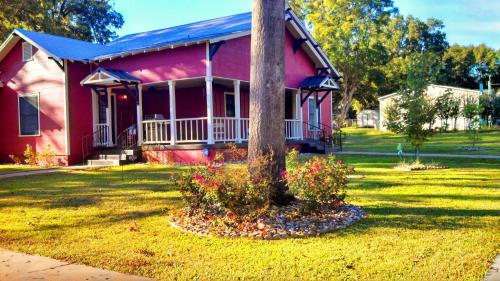 Frankston Casa | Big Red Spacious, sleeps six & pet friendly!