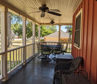 Frankston Casa | Big Red Spacious, sleeps six & pet friendly!