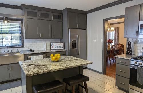 Frankston Casa | Big Red Spacious, sleeps six & pet friendly!