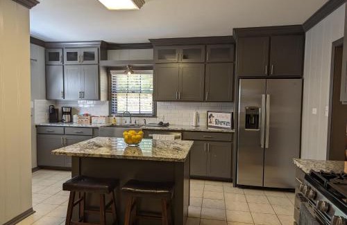 Frankston Casa | Big Red Spacious, sleeps six & pet friendly!