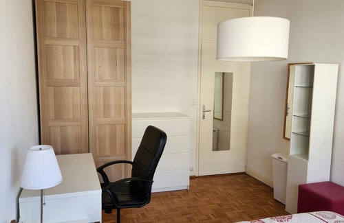 Saint-Jean and Charmilles Cama Y Desayuno | Big Room, Bus 200m,10 minutes Town Center\Airport