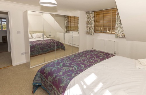 Bridport Casa | Big Sky-2 min walk Hive Beach Burton Bradstock . Parking Lg Gardens slps 10+ cot