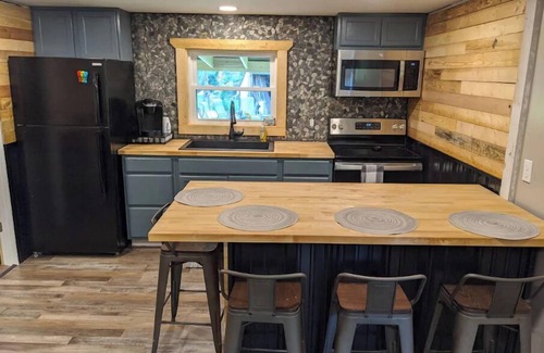 Linesville Cabaña | Big Sky Cottage, Quiet, Relaxing Retreat