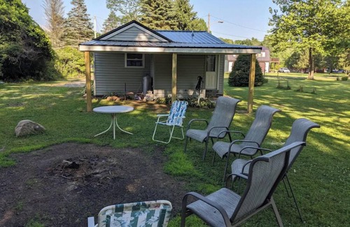 Linesville Cabaña | Big Sky Cottage, Quiet, Relaxing Retreat