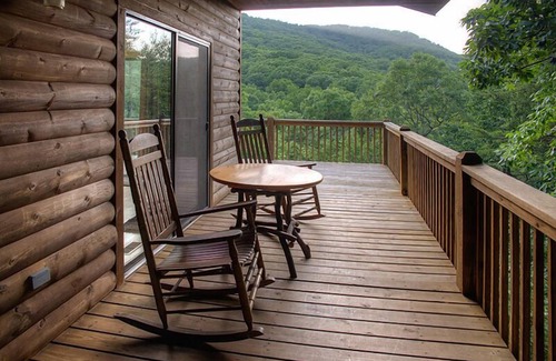 Helen Cabina | Big Sky- Luxury Couples Cabin with Views of Mt Yonah and Hot tub. Near Helen GA