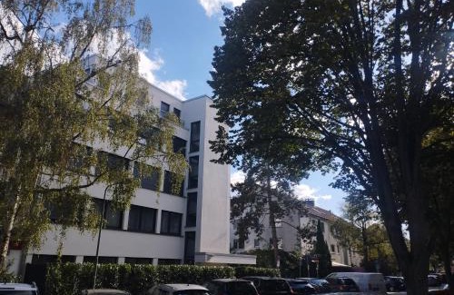 Eschersheim Casa | Big spacy Room for 2 person,close to trade fair, free parking, supermarket near