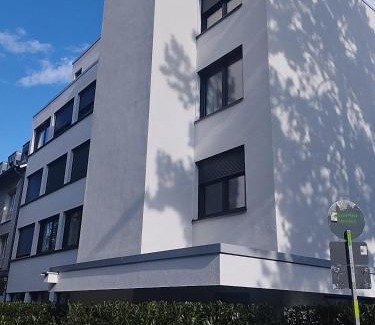 Eschersheim Casa | Big spacy Room for 2 person,close to trade fair, free parking, supermarket near